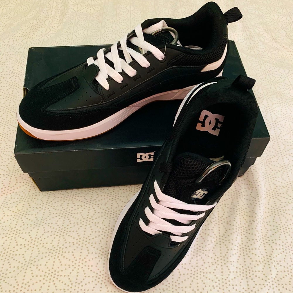 🌟HOTSALE🌟✨HOT PICK✨ Authentic DC Shoes - Size 11AU or 12US BRANDNEW - Picture 1 of 2